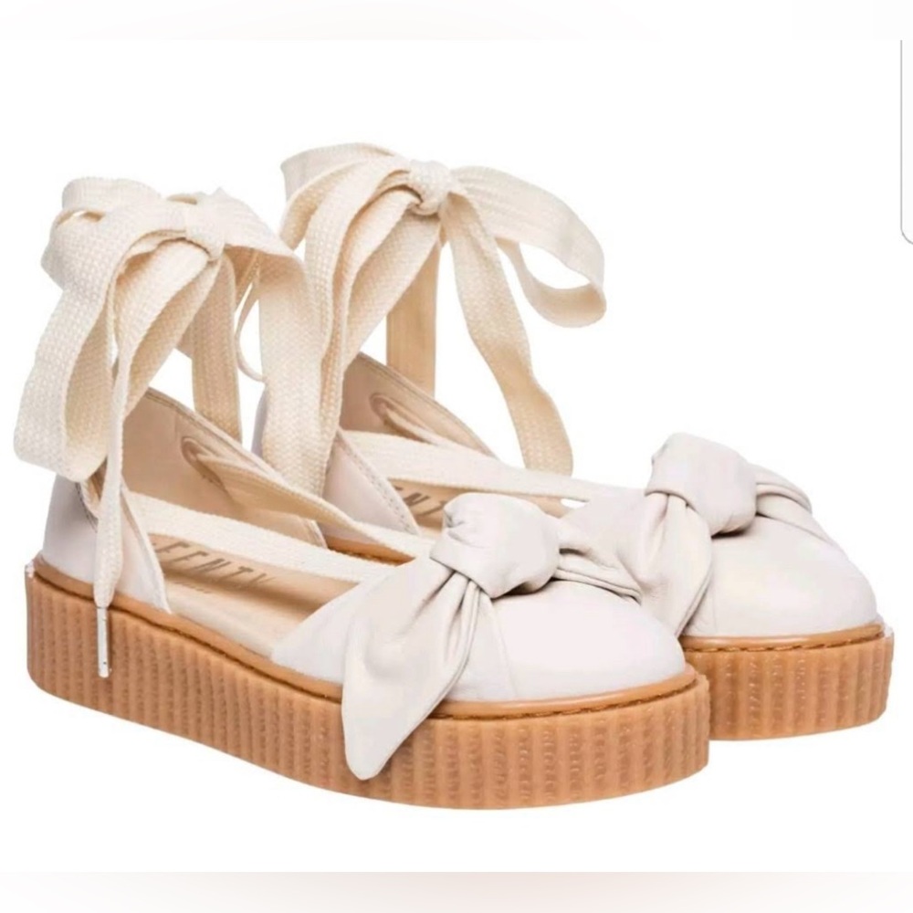Bow creeper sandals